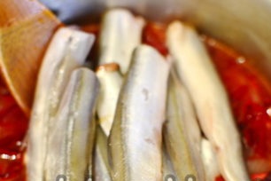 שים את הדגים בירקות