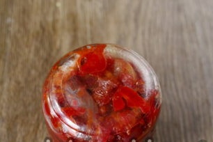 מכניסים צנצנות וסוגרים