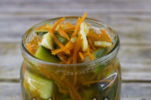 užpildykite skardines salotomis