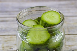 agurkus sudėti į stiklainį