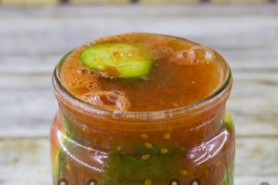 užpilkite agurkus su pomidoru