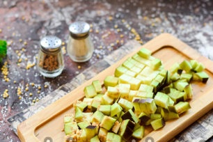 Cắt nhỏ cà tím