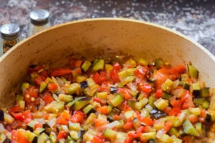 Thêm gia vị và muối