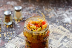 Cho hầm vào lọ vô trùng