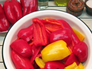 измийте и нарежете пипер