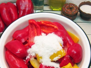 добавете сол, захар, оцет, олио