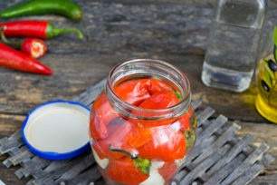 буркан с чили и чесън