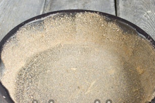 משמנים את הטופס, מפזרים פירורי לחם