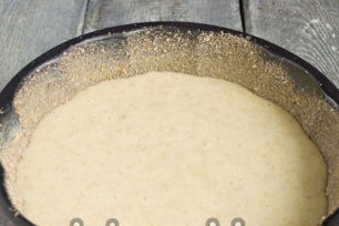 שופכים את הבצק לתבנית