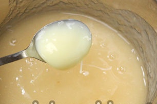 voeg gecondenseerde melk toe