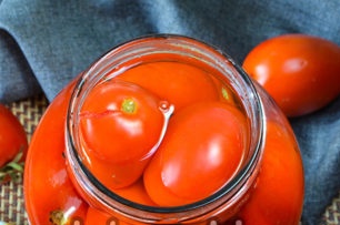 שופכים צנצנת מים רותחים