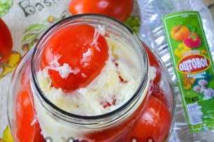 įpilkite acto ir česnako