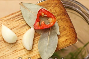 sudėti prieskonius į stiklainį