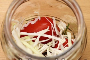 užpildykite stiklainį daržovėmis