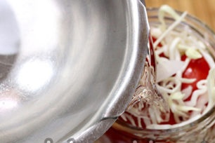 užpilkite daržoves marinatu