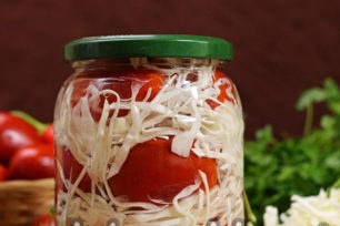 paruošti pomidorai su kopūstais