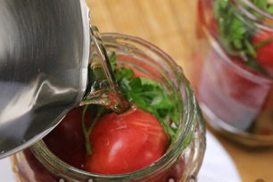 изсипете вряла вода