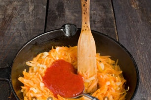 добавете доматено пюре