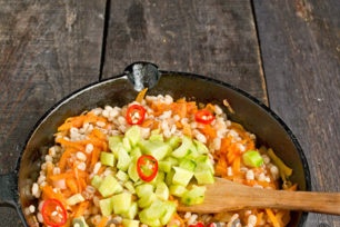 сложете краставици и чили в тиган