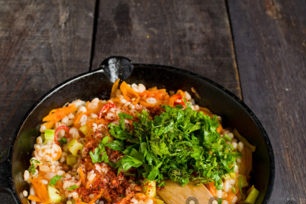 добавете билки, подправки