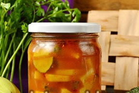 agurkų ir cukinijų salotos