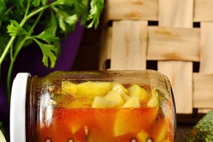 agurkų ir cukinijų salotos