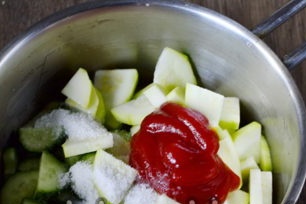 į daržoves įpilkite druskos, cukraus, kečupo