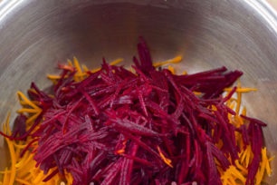 добавете настърганото цвекло