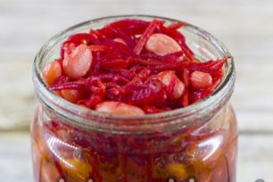 напълнете бурканите със салата