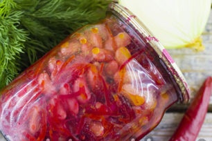 салата от цвекло с боб в буркан