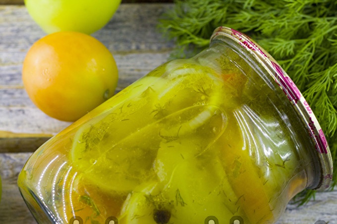 зелена доматена салата