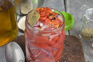 đổ rau với nước xốt