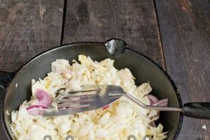 добавете зеле към лука