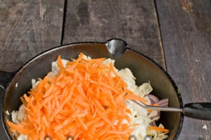 настържете моркови