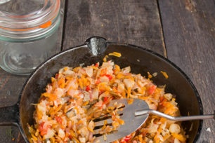 изсипете захар, сол, налейте оцет