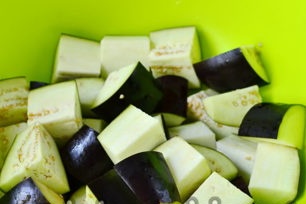 Нарежете патладжана