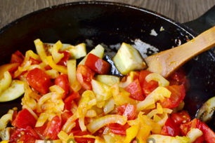 Добавете зеленчуци към патладжана