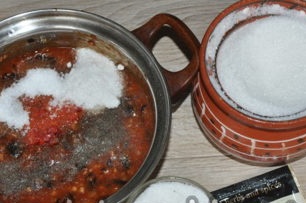 добавете сол, захар, черен пипер