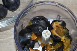 смелете сливите в блендер