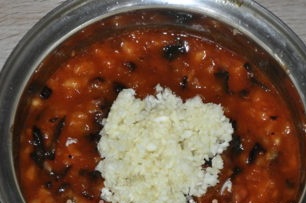 изсипете чесън в картофено пюре