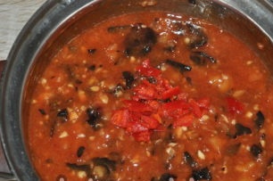 изсипете черен пипер в тигана