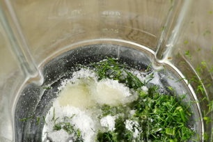 смесете със сол, оцет, олио