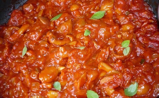 Grybai pomidorų padaže