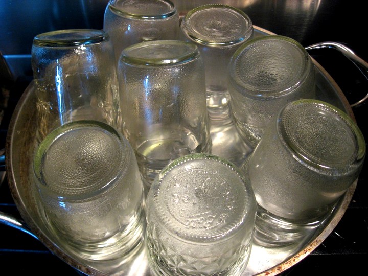 Sterilizuotos skardinės keptuvėje