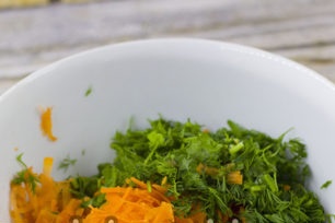 настържете морковите, нарязаните зелени