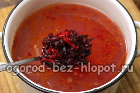 изместете зеленчуковия дресинг в тигана