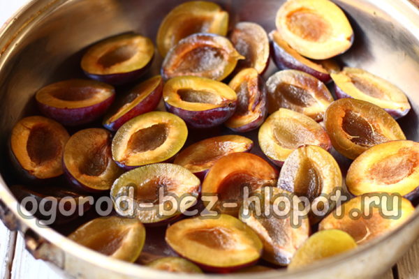 сложете сливи в тиган