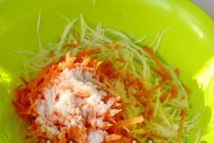 настържете моркови