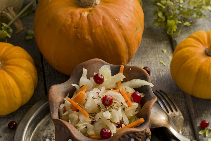 кисело зеле с червени боровинки