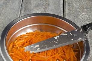 настържете моркови